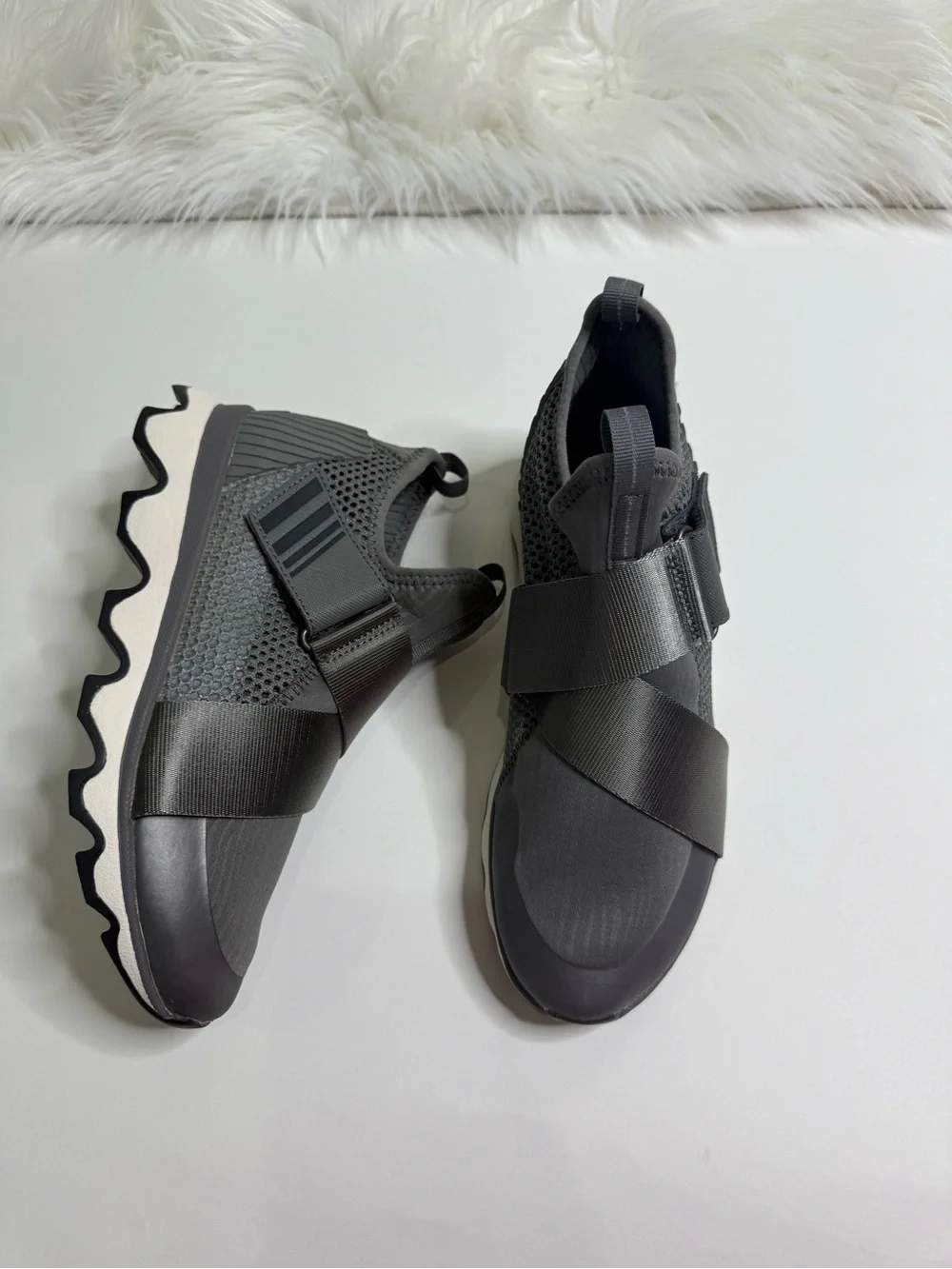 Sorel Kinetic Woman Sneakers Athletic Slip On Trainers in Dark Gray Size 7.5 New
